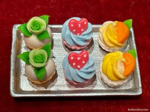 Casas de muñecas: Bandeja plateada con cupcakes en miniatura